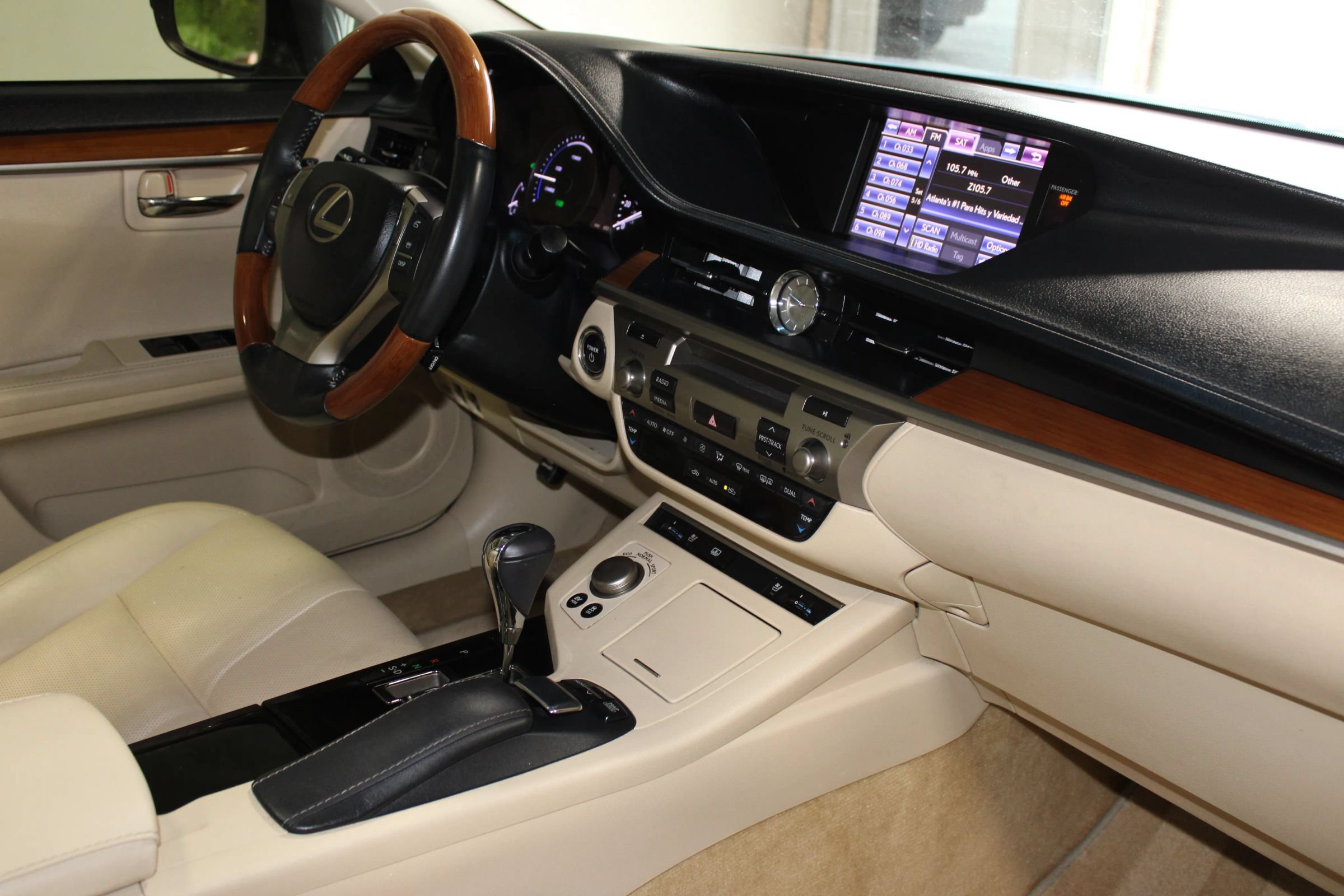 Used 2013 Lexus ES 300h w/ Luxury Pkg FWD image 35