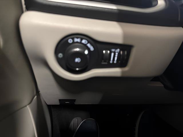 Used 2024 Chrysler Pacifica Limited FWD image 24