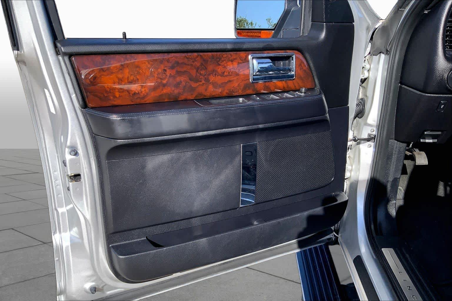 Used 2017 Lincoln Navigator Select RWD image 22