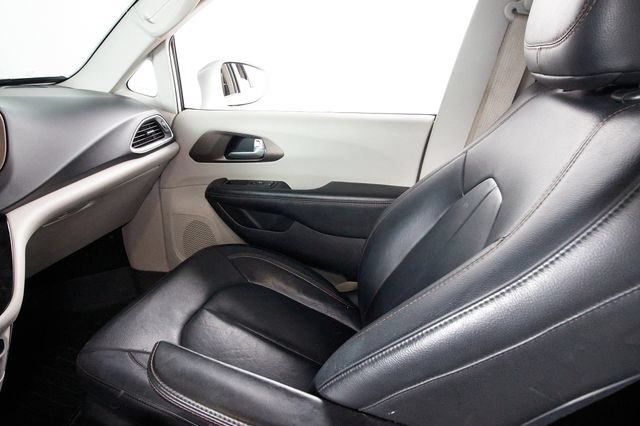 Used 2017 Chrysler Pacifica Touring-L FWD image 9