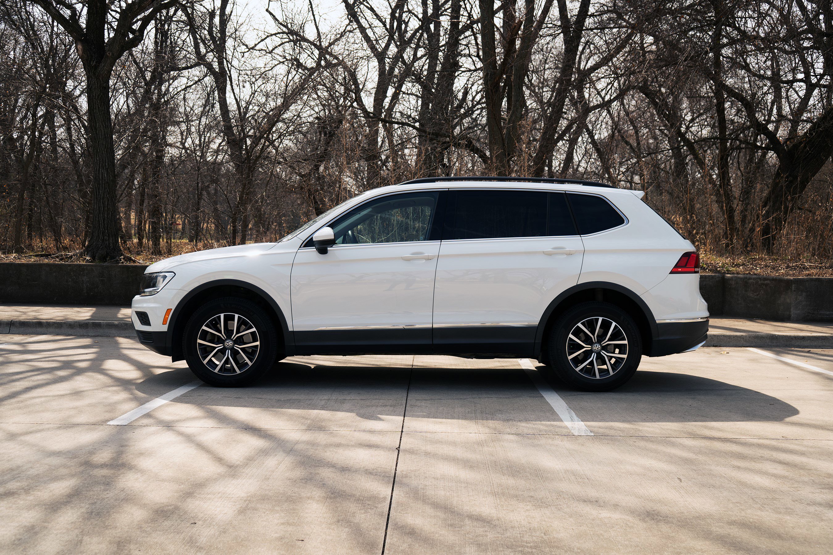 Used 2020 Volkswagen Tiguan SE w/ Panoramic Sunroof Package image 6