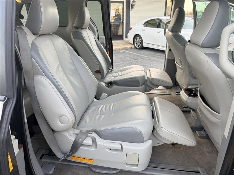 Used 2013 Toyota Sienna Limited w/ Premium Pkg image 16