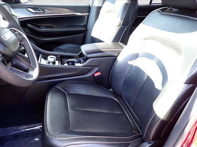 Used 2023 Jeep Grand Cherokee Limited w/ Black Appearance Package AWD/4WD image 13