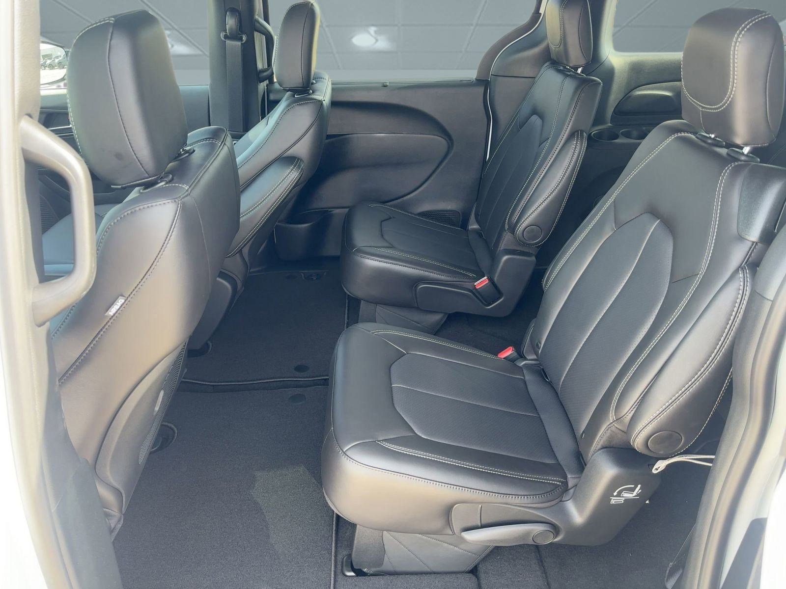 Used 2026 Chrysler Pacifica Select w/ S Appearance Package image 15