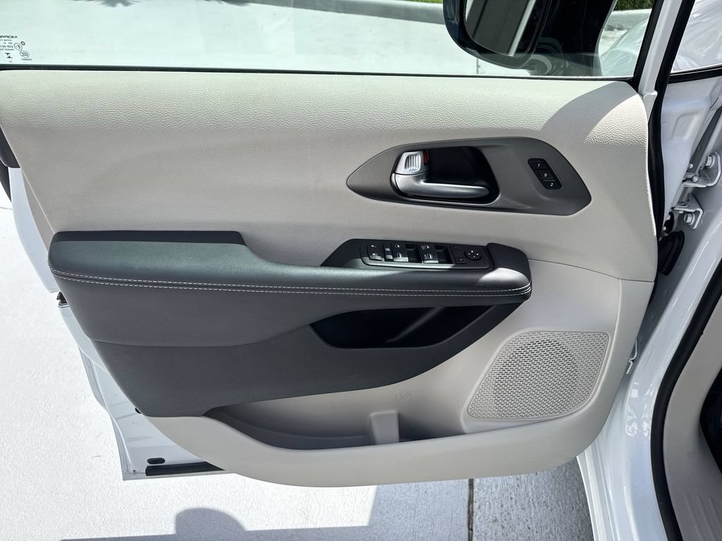 Used 2024 Chrysler Pacifica Touring-L FWD image 38