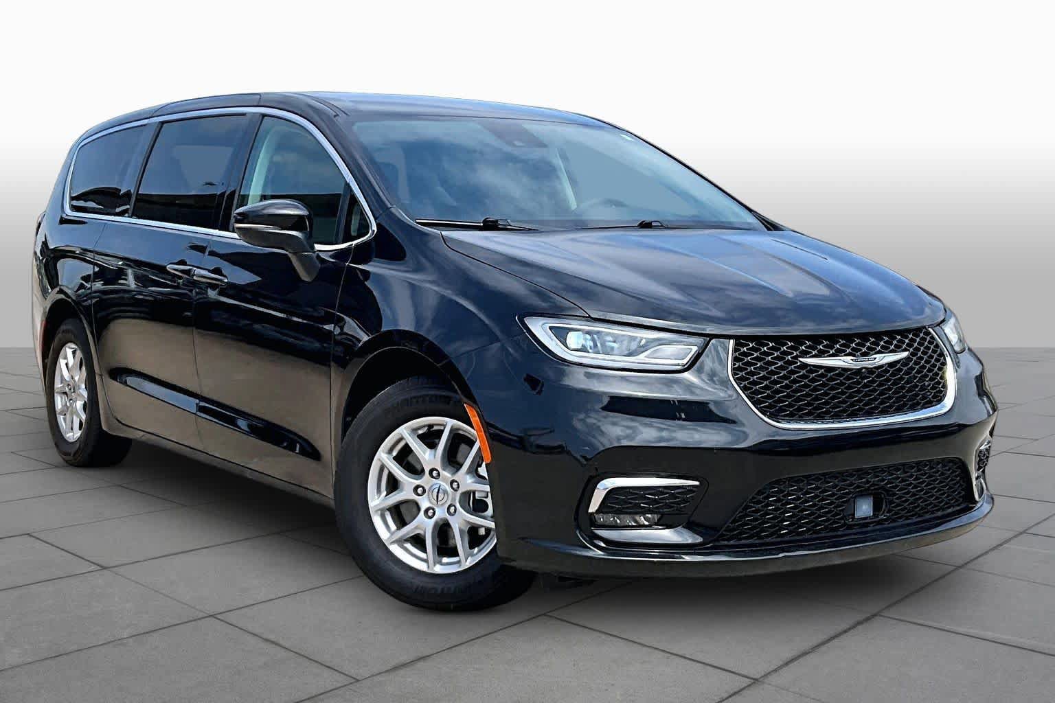 Used 2023 Chrysler Pacifica Touring-L FWD image 2