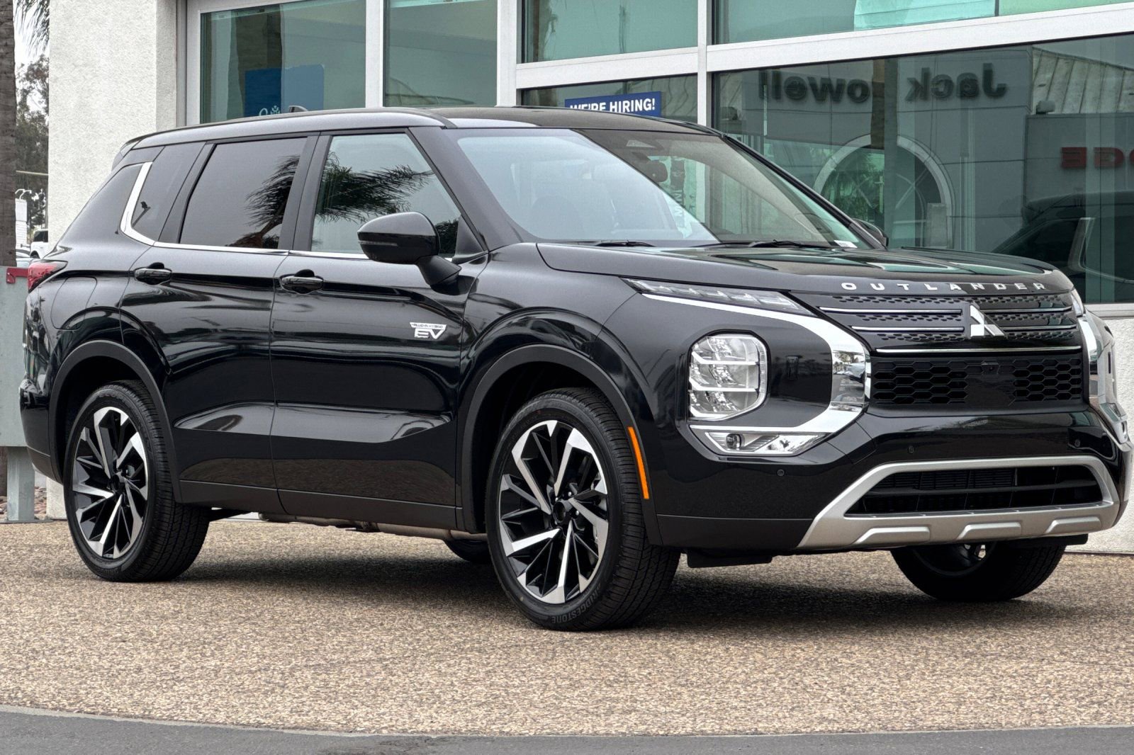 New 2025 Mitsubishi Outlander SE image 2