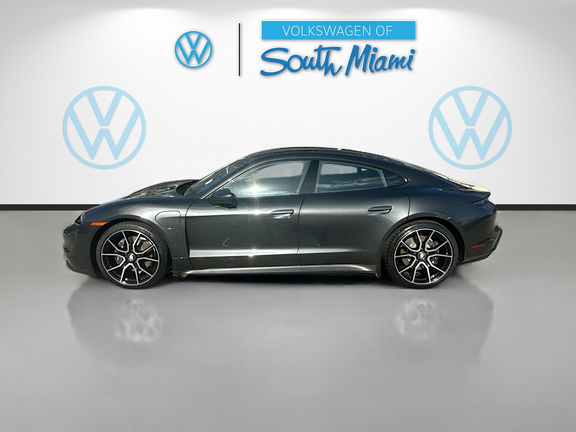 Used 2023 Porsche Taycan w/ Premium Package image 4