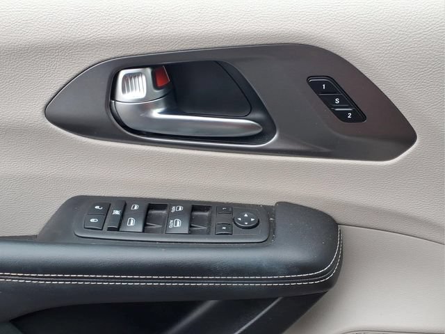 Used 2023 Chrysler Pacifica Touring-L FWD image 17