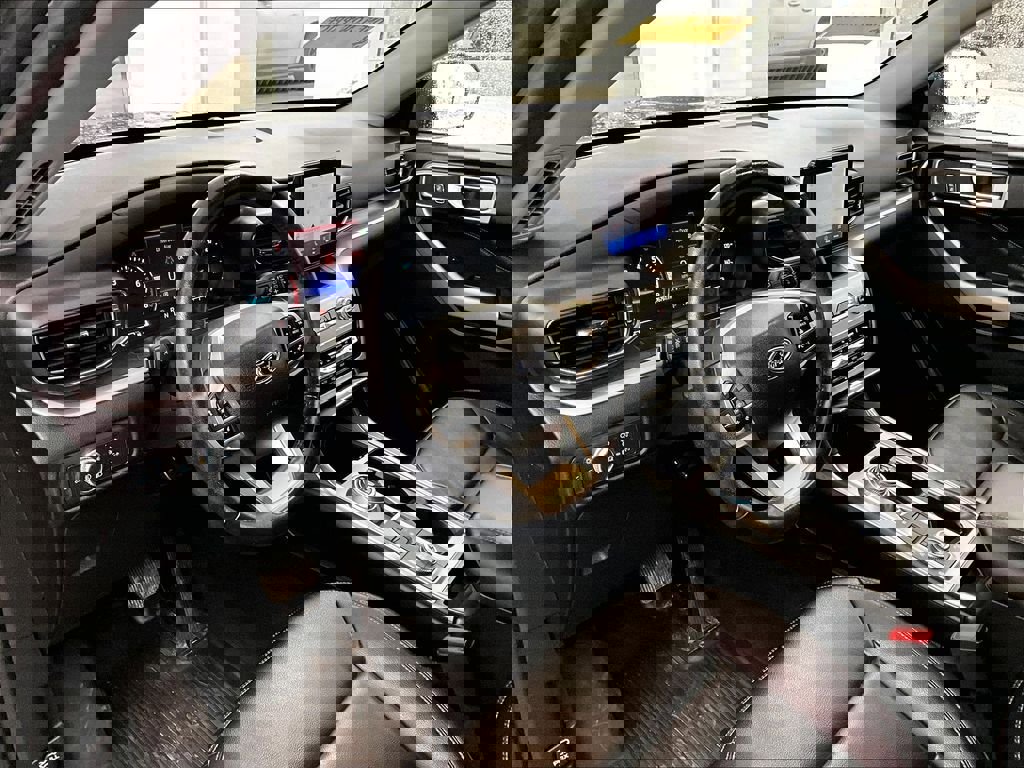 Used 2021 Ford Explorer XLT w/ Equipment Group 202A image 8