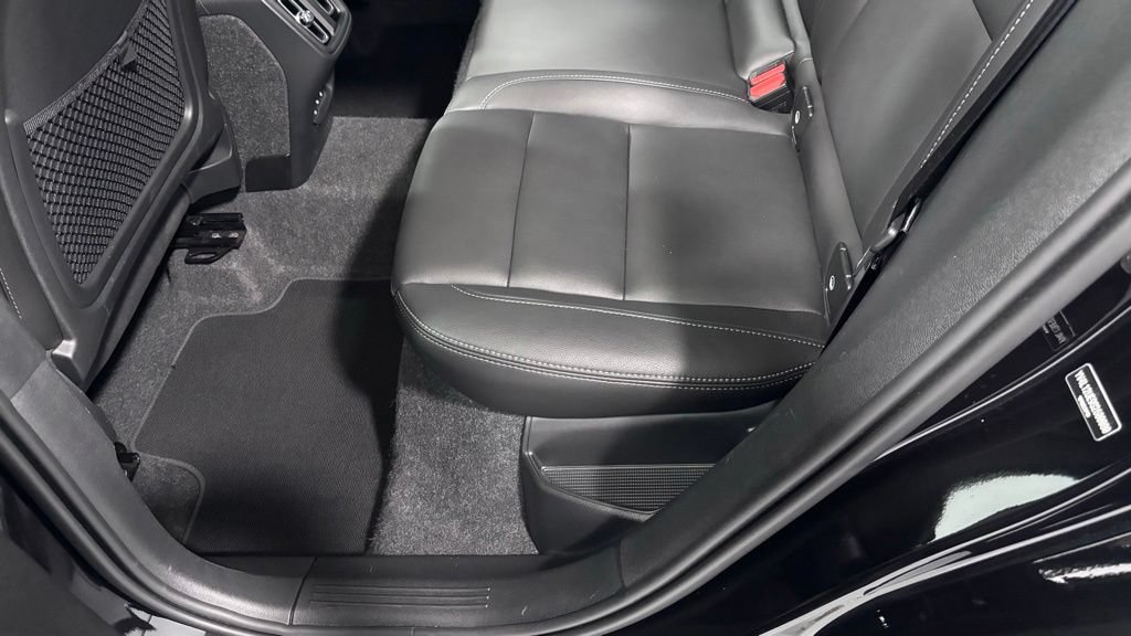Certified 2025 Volvo XC40 B5 Plus AWD/4WD image 21