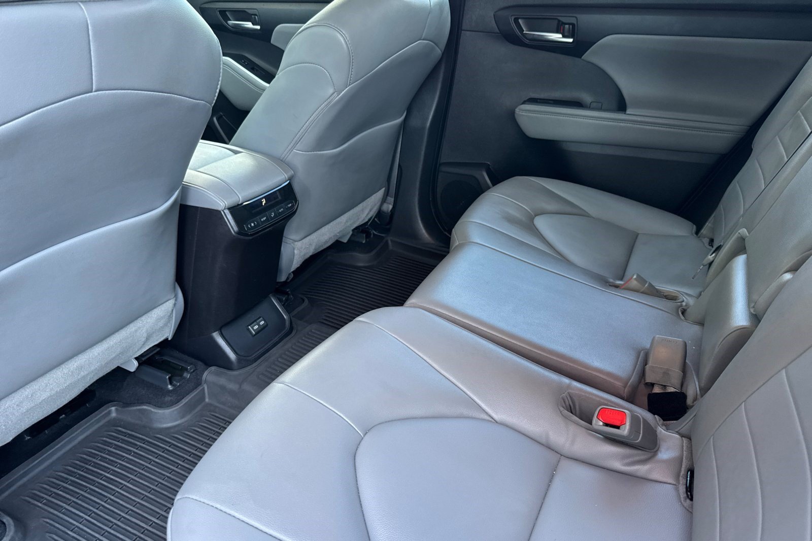 Used 2022 Toyota Highlander XLE AWD/4WD image 26