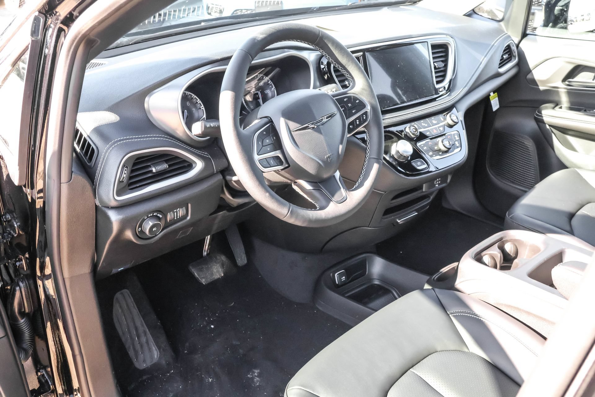 New 2026 Chrysler Pacifica Select FWD image 4