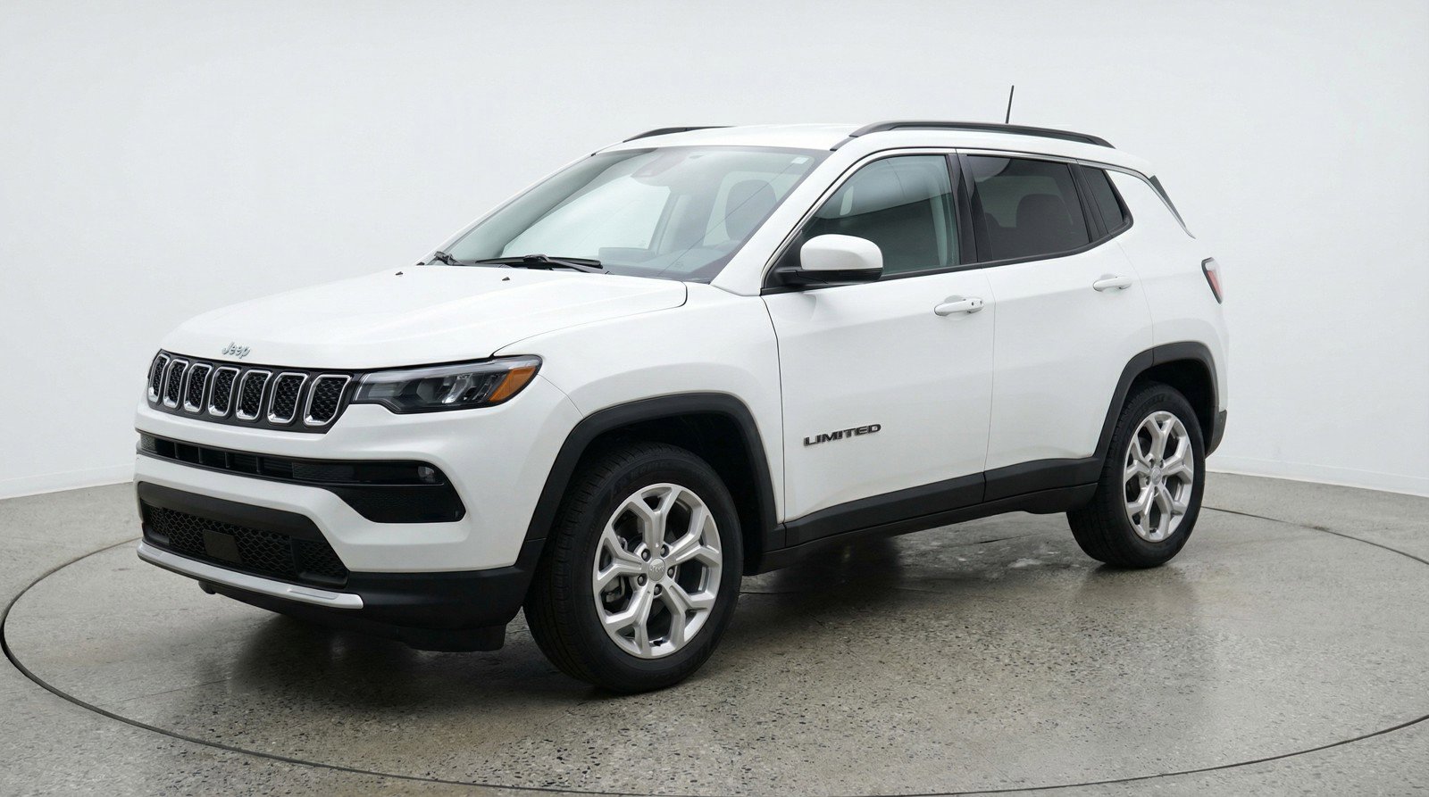 Used 2025 Jeep Compass Latitude image 3