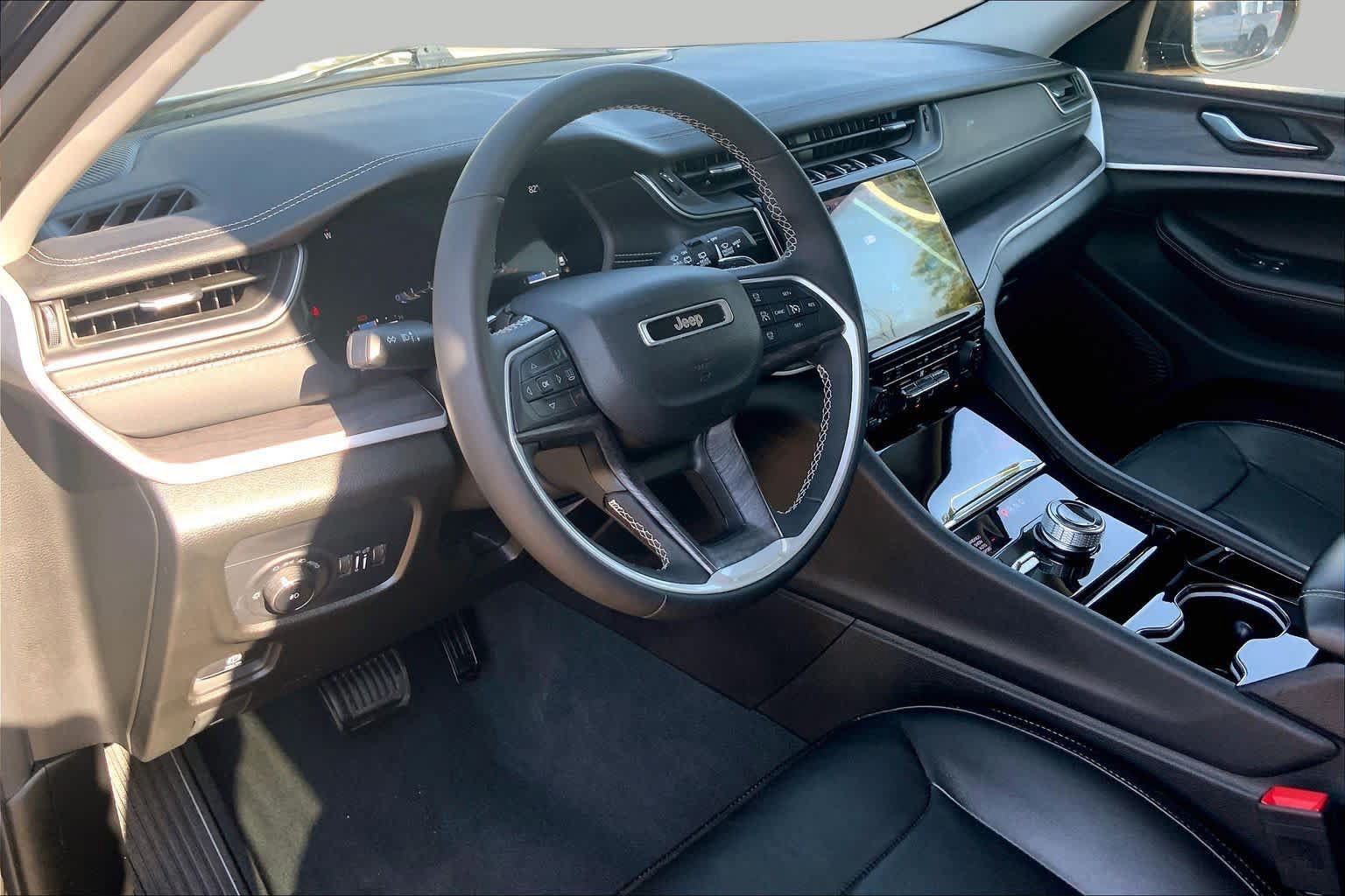 Used 2023 Jeep Grand Cherokee Limited AWD/4WD image 17