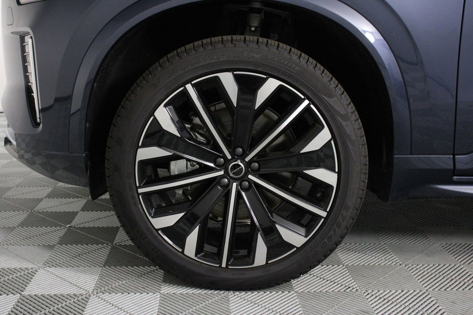 New 2025 Volvo XC90 B5 Core w/ Protection Package Premier image 13