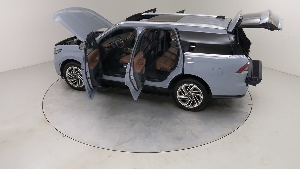 Used 2025 Lincoln Navigator Reserve image 58