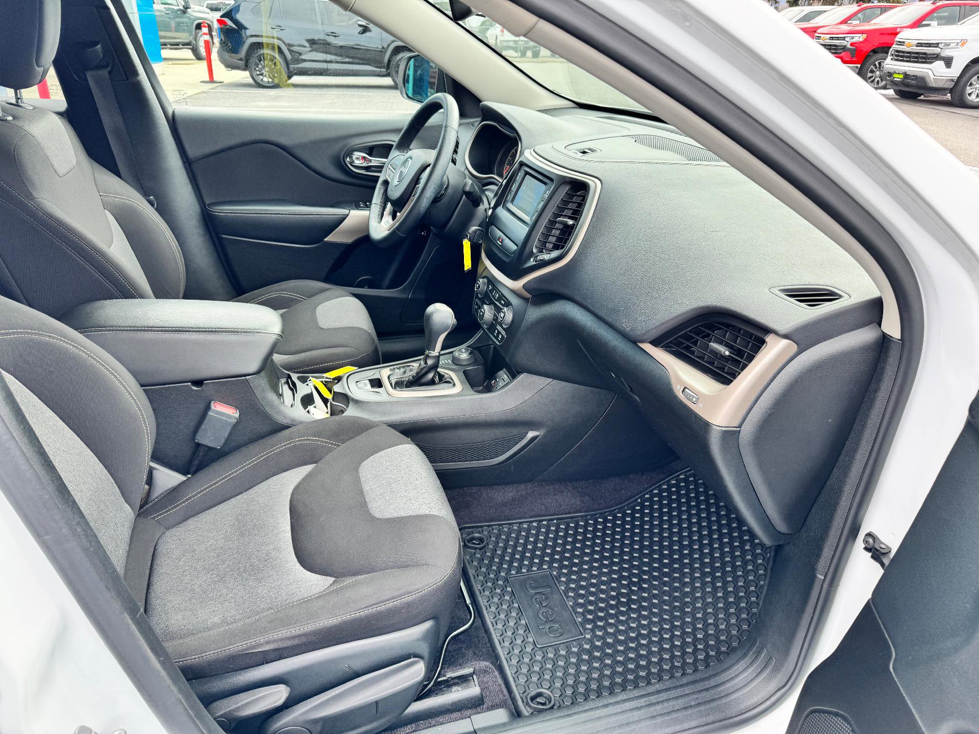 Used 2018 Jeep Cherokee Latitude w/ Cold Weather Group image 16