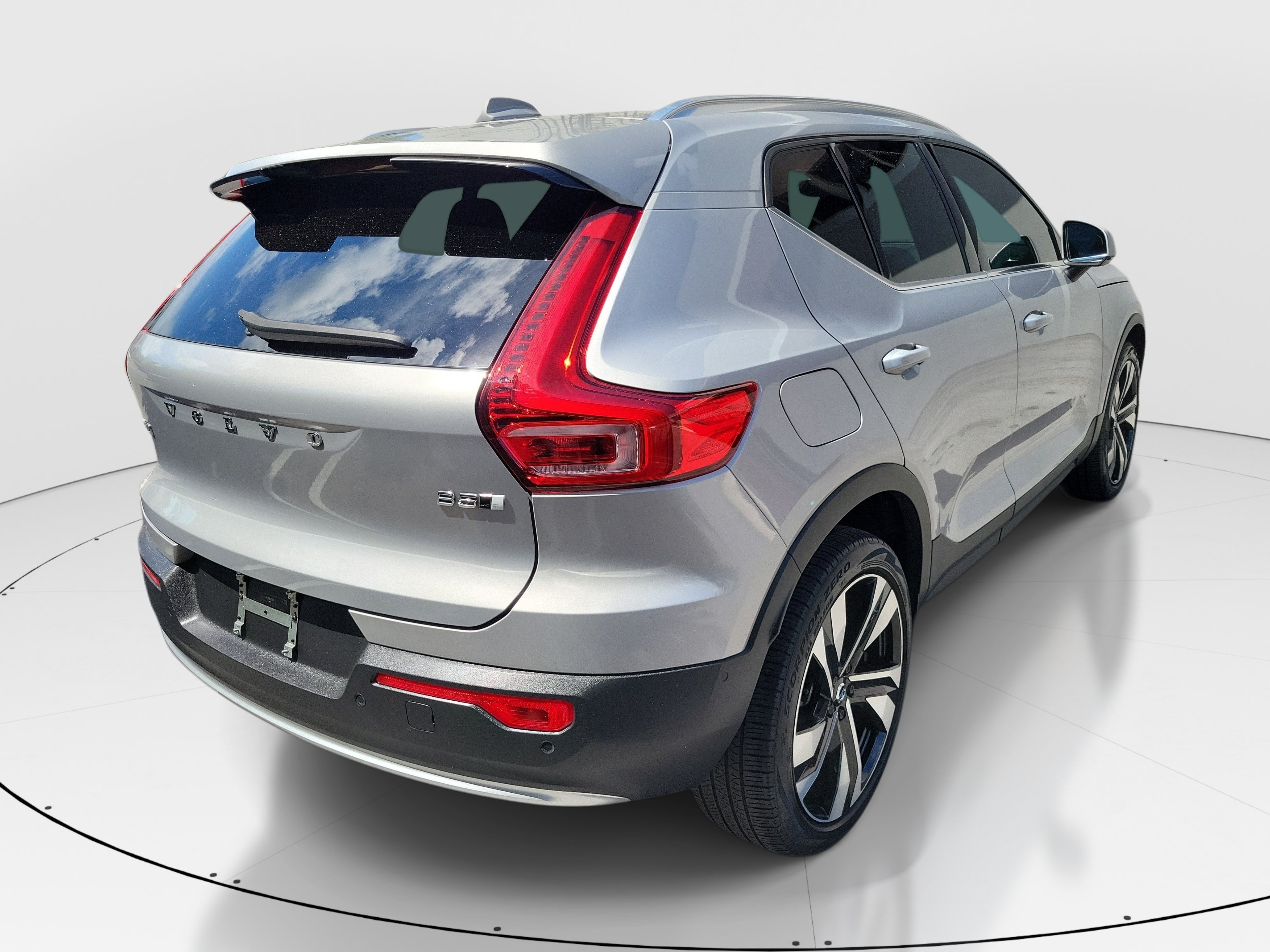 Used 2023 Volvo XC40 B5 Plus w/ Driver Assist Package AWD/4WD image 6