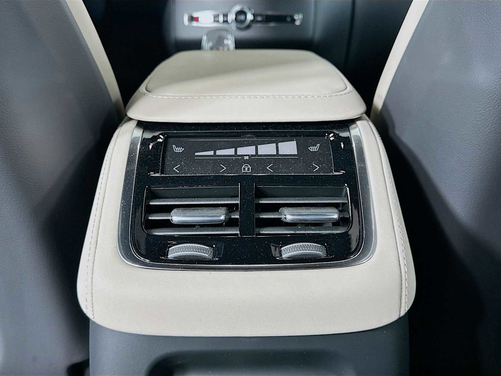 New 2025 Volvo XC90 T8 Plus w/ Protection Package Premier image 24