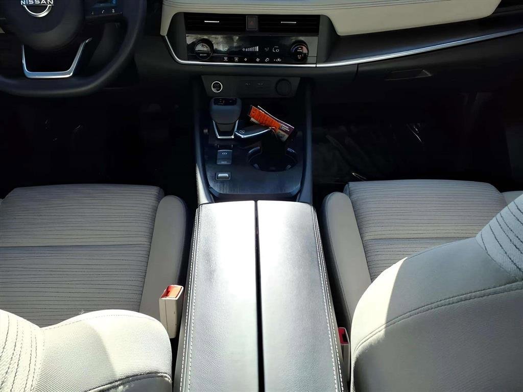 Used 2023 Nissan Rogue SV image 11