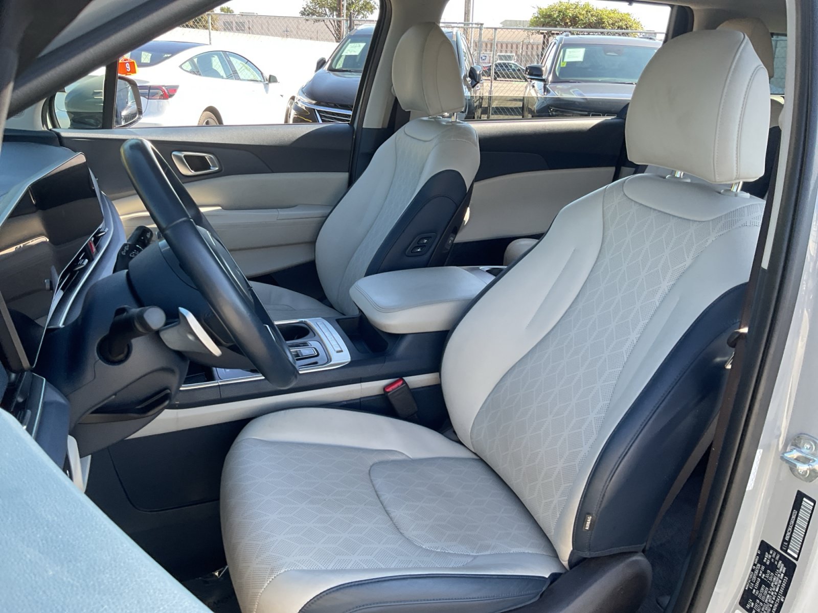 Used 2025 Kia Carnival EX FWD image 18