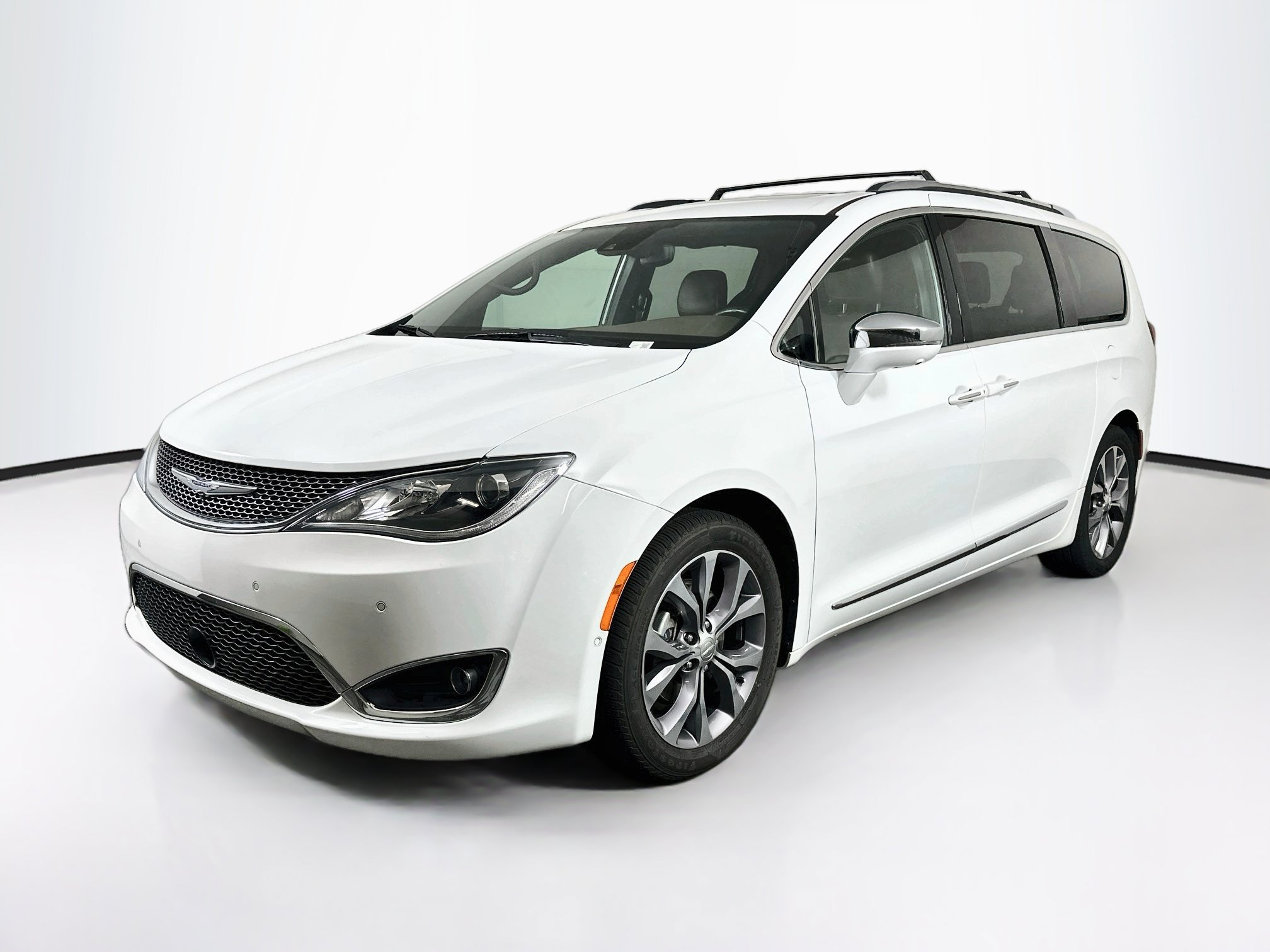 Used 2020 Chrysler Pacifica Limited w/ Tire & Wheel Group FWD image 3