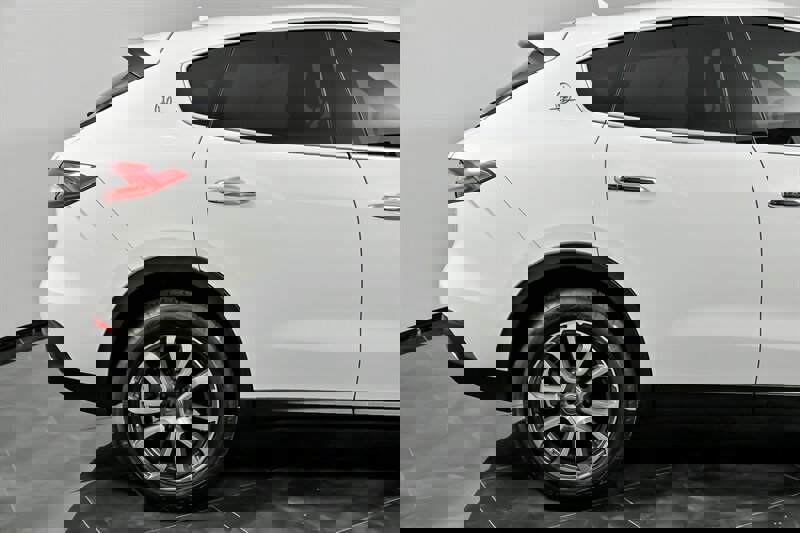 Used 2018 Maserati Levante image 12