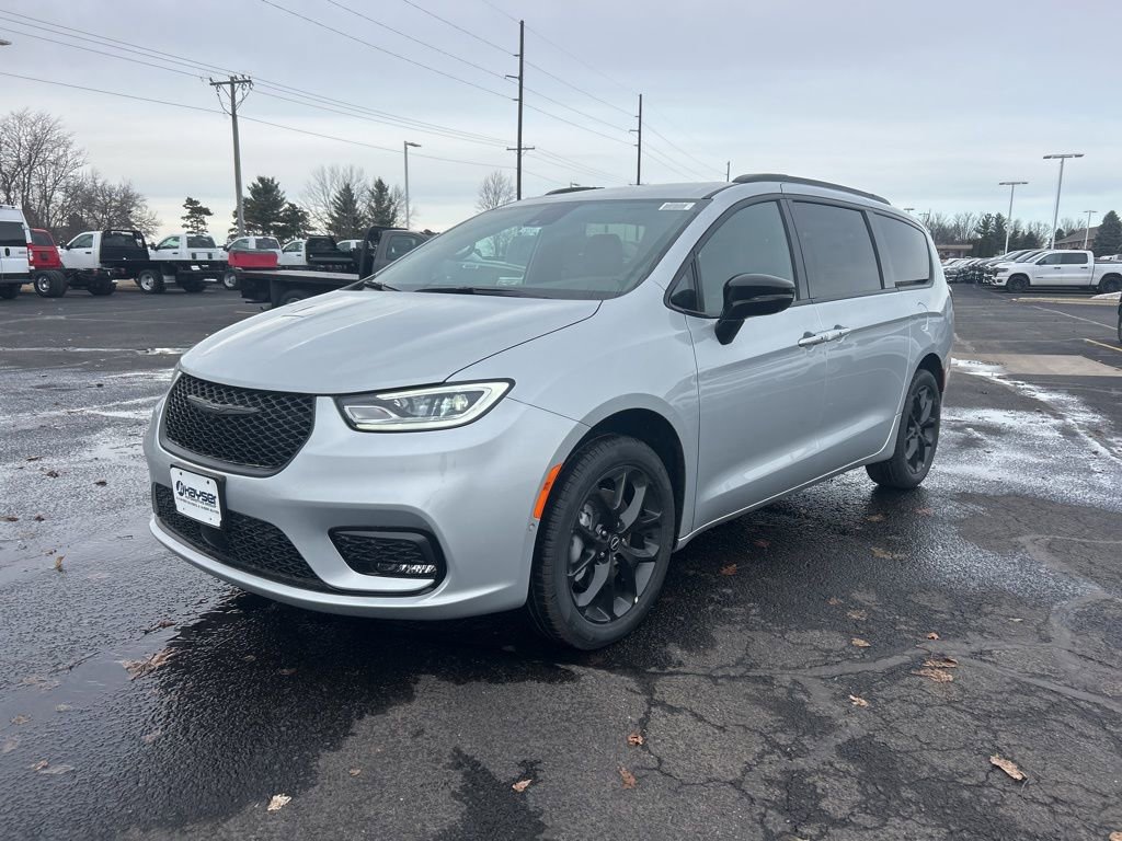 New 2026 Chrysler Pacifica Select w/ S Appearance Package AWD/4WD image 3