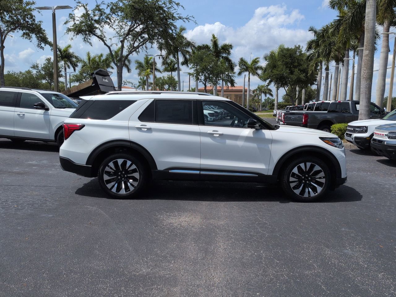 New 2026 Ford Explorer Platinum w/ LUX Leather Package AWD/4WD image 2