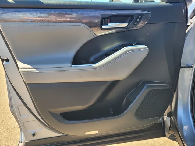 Used 2021 Toyota Highlander Platinum AWD/4WD image 18