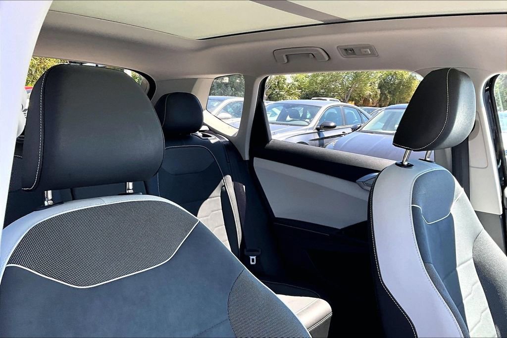 Certified 2025 Volkswagen Taos SE w/ Panoramic Sunroof Package image 22