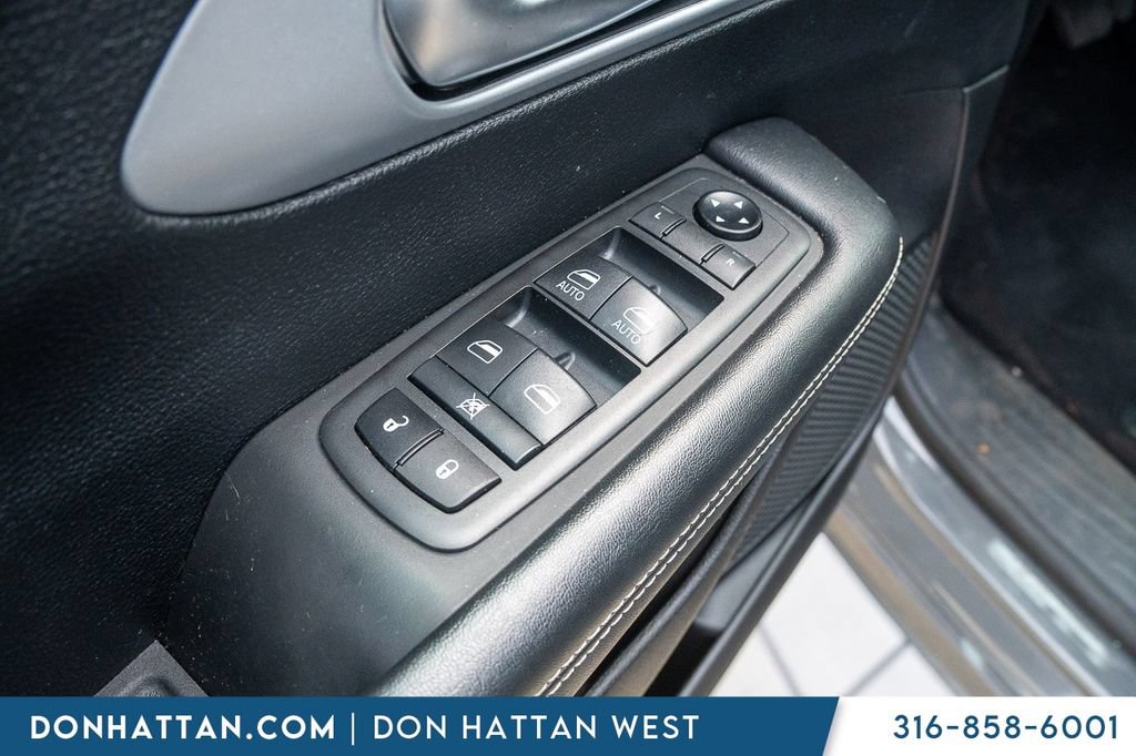 Used 2021 Chrysler Pacifica Touring w/ S Appearance Package FWD image 16