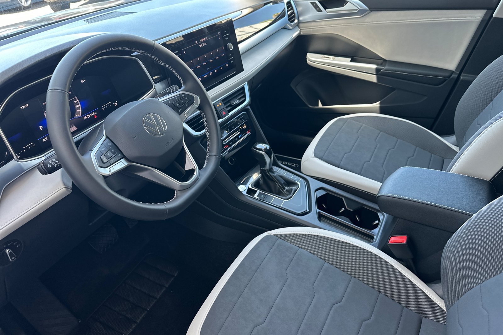 New 2026 Volkswagen Taos SE FWD image 8
