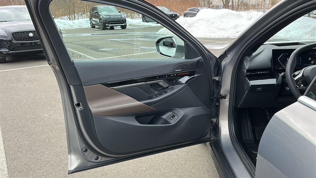 Used 2024 BMW 530i xDrive w/ Premium Package image 8