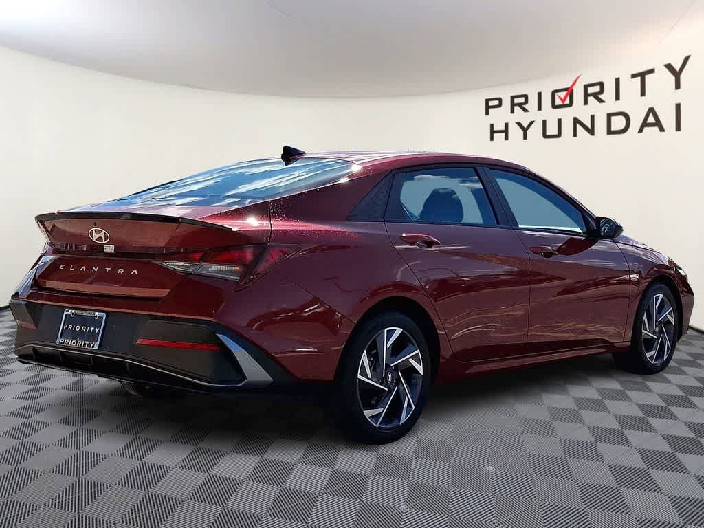 Used 2025 Hyundai Elantra Sport FWD image 4