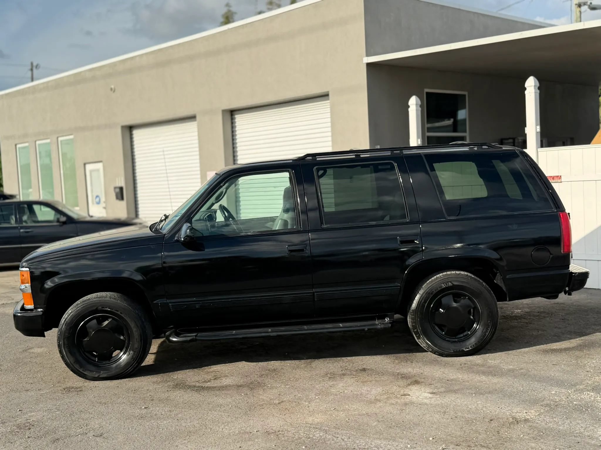 Used 1999 Chevrolet Tahoe Z71 w/ Preferred Equipment Group AWD/4WD image 2