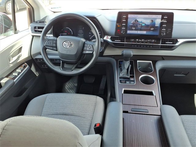 Used 2023 Toyota Sienna LE image 4
