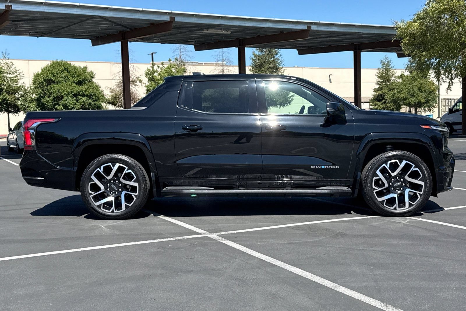Used 2025 Chevrolet Silverado EV RST AWD/4WD image 10
