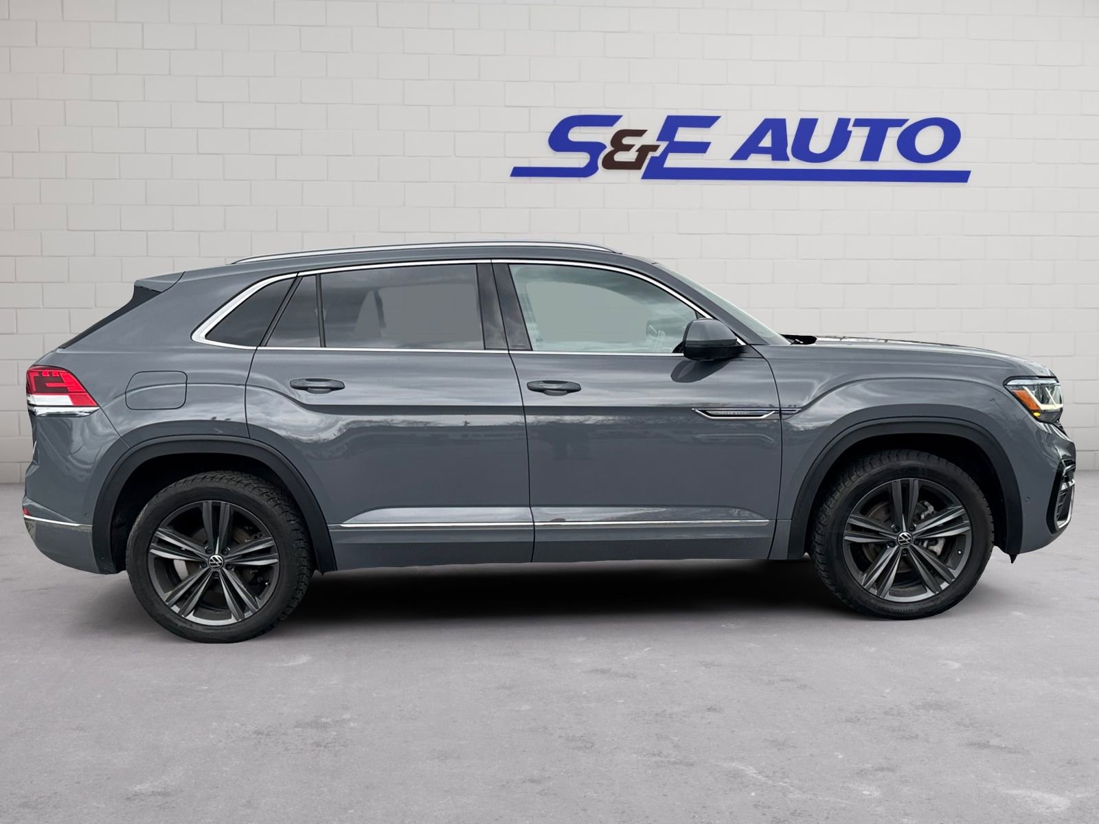 Used 2022 Volkswagen Atlas Cross Sport SEL Premium R-Line AWD/4WD image 6