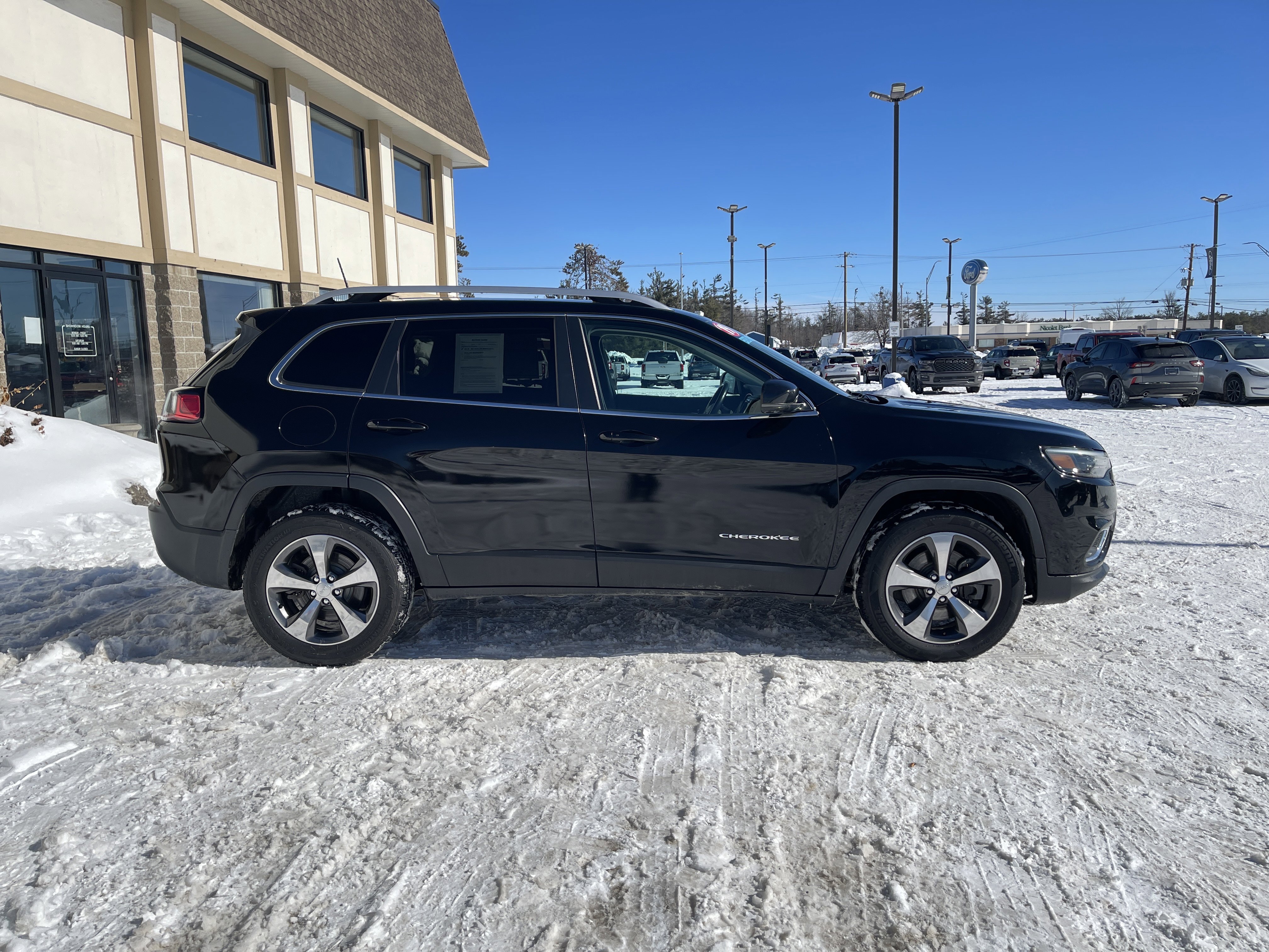 Used 2019 Jeep Cherokee Limited image 2