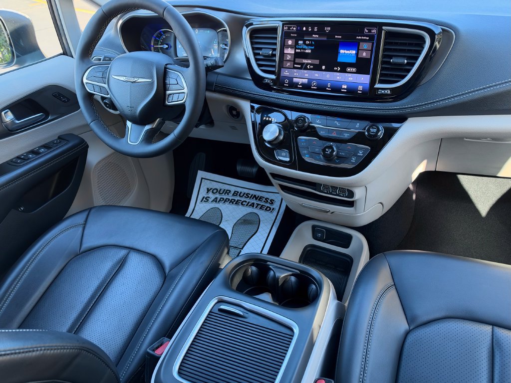Used 2023 Chrysler Pacifica Touring-L FWD image 12