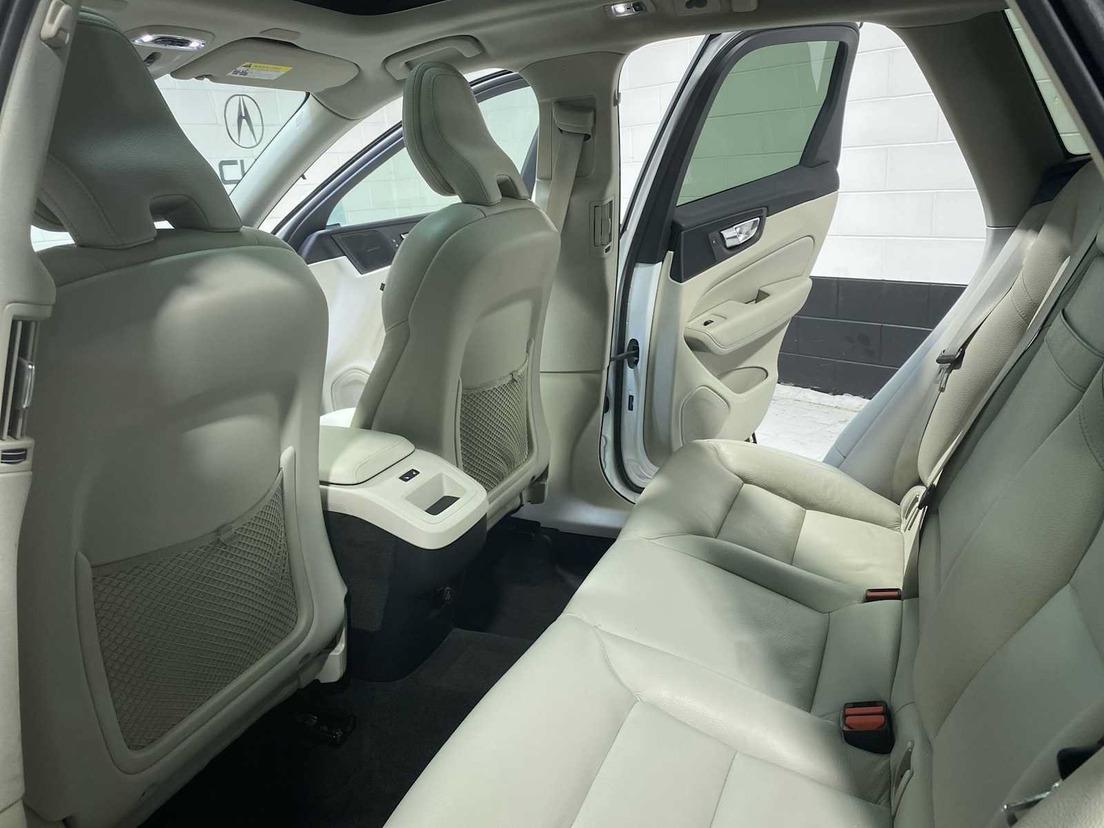 Used 2019 Volvo XC60 T5 Momentum w/ Multimedia Package AWD/4WD image 12
