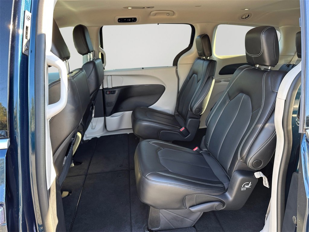 Used 2023 Chrysler Pacifica Touring-L image 15