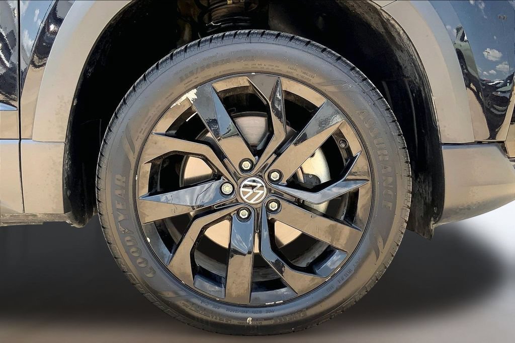 Used 2023 Volkswagen Taos SE w/ Black Wheel Package FWD image 9