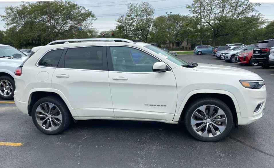 Used 2019 Jeep Cherokee Overland w/ Technology Group AWD/4WD image 4