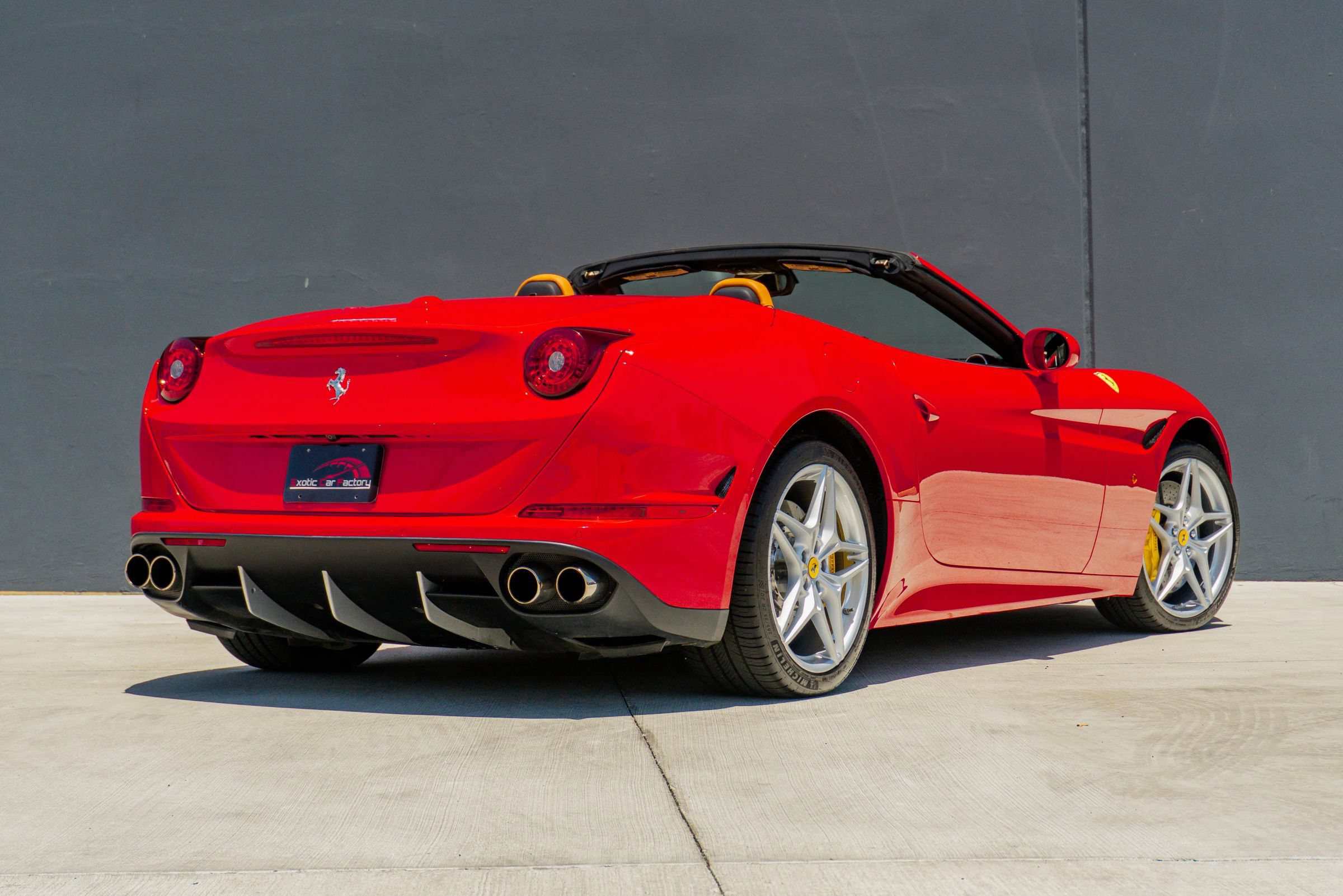 Used 2016 Ferrari California T RWD image 8