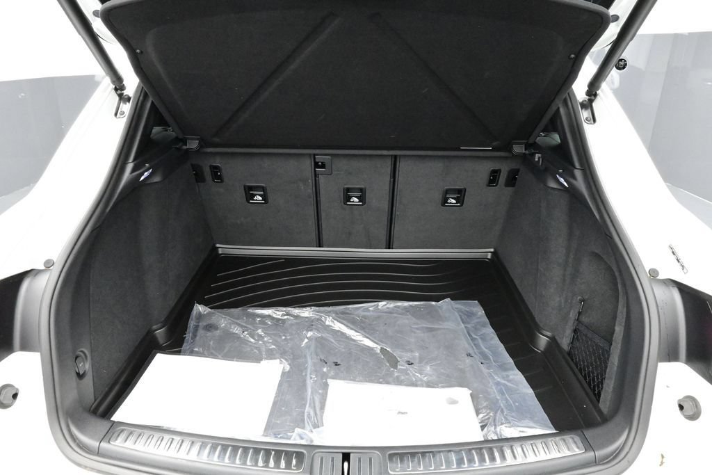 Certified 2025 Porsche Macan AWD/4WD image 16