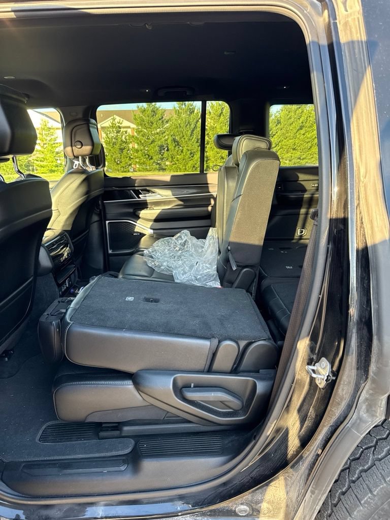Used 2022 Jeep Wagoneer Series I AWD/4WD image 7
