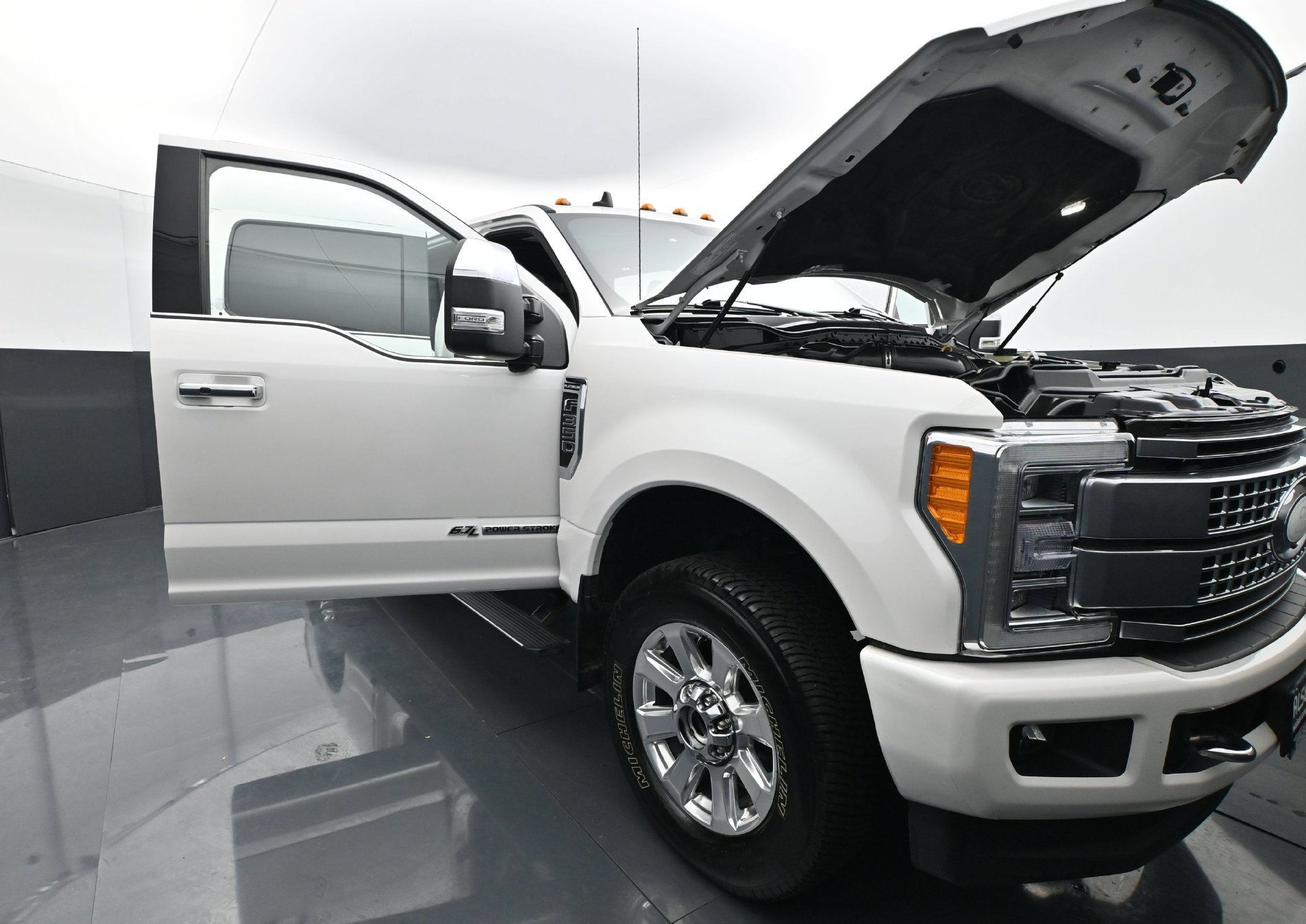 Used 2019 Ford F350 Platinum w/ Platinum Ultimate Package AWD/4WD image 39